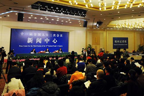 3月10日,十一屆全國(guó)人大三次會(huì)議新聞中心在梅地亞中心多功能廳舉行主題為“繼續(xù)保持農(nóng)業(yè)農(nóng)村經(jīng)濟(jì)持續(xù)穩(wěn)定發(fā)展”的集體采訪(fǎng)。農(nóng)業(yè)部副部長(zhǎng)危朝安,農(nóng)業(yè)部總經(jīng)濟(jì)師、辦公廳主任陳萌山出席并回答記者提問(wèn)。 新華社記者 李紫恒攝