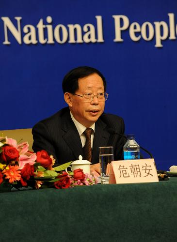 3月10日,十一屆全國(guó)人大三次會(huì)議新聞中心在梅地亞中心多功能廳舉行主題為“繼續(xù)保持農(nóng)業(yè)農(nóng)村經(jīng)濟(jì)持續(xù)穩(wěn)定發(fā)展”的集體采訪(fǎng)。農(nóng)業(yè)部副部長(zhǎng)危朝安,農(nóng)業(yè)部總經(jīng)濟(jì)師、辦公廳主任陳萌山出席并回答記者提問(wèn)。 這是農(nóng)業(yè)部副部長(zhǎng)危朝安在回答記者提問(wèn)。 新華社記者 李紫恒攝