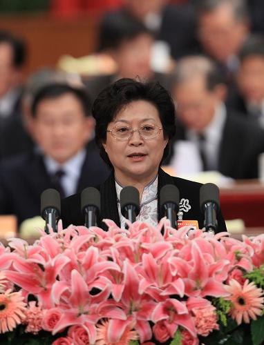 3月10日,全國政協(xié)十一屆三次會議在北京人民大會堂舉行第四次全體會議。這是甄硯委員代表全國婦聯(lián)作《采取積極有效措施 促進(jìn)女性人才發(fā)展》的發(fā)言。 新華社記者 龐興雷 攝