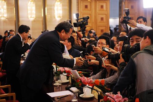 3月8日,全國政協(xié)十一屆三次會議在北京人民大會堂舉行記者會,主題是“走進世博、共享世博”。全國政協(xié)副主席萬鋼和全國政協(xié)委員萬季飛、張海迪、周漢民、趙進軍、李瑞英出席并回答記者提問。這是發(fā)布會結(jié)束后,意猶未盡的記者仍然爭相提問。 新華社記者 李紫恒攝