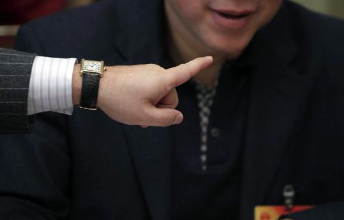3月11日,上海代表團(tuán)一位代表在別的代表發(fā)言時(shí)用手勢(shì)示意插話。新華社記者 費(fèi)茂華攝