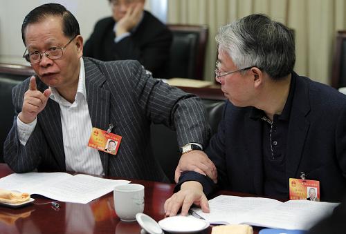 3月11日,上海代表團(tuán)龔學(xué)平代表(左)在秦紹德代表(右)發(fā)言時(shí)要求插話,闡述自己的觀點(diǎn)。新華社記者 費(fèi)茂華攝