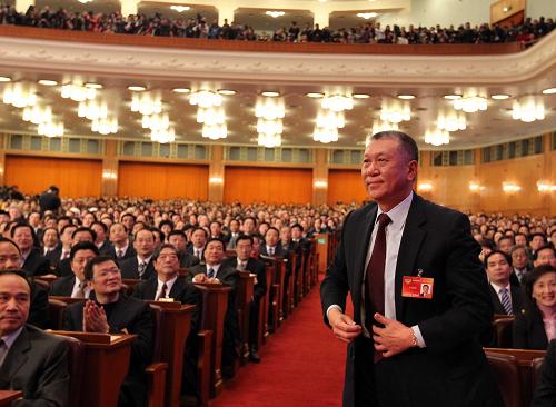3月13日,中國(guó)人民政治協(xié)商會(huì)議第十一屆全國(guó)委員會(huì)第三次會(huì)議增選何厚鏵為政協(xié)第十一屆全國(guó)委員會(huì)副主席。這是何厚鏵當(dāng)選后走向主席臺(tái)。 新華社記者謝環(huán)馳攝