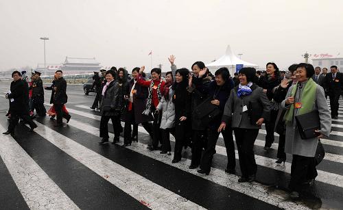 3月8日,十一屆全國(guó)人大三次會(huì)議在北京人民大會(huì)堂舉行第二次全體會(huì)議。這是全國(guó)人大代表冒雪抵達(dá)天安門(mén)廣場(chǎng)。新華社記者陳樹(shù)根攝