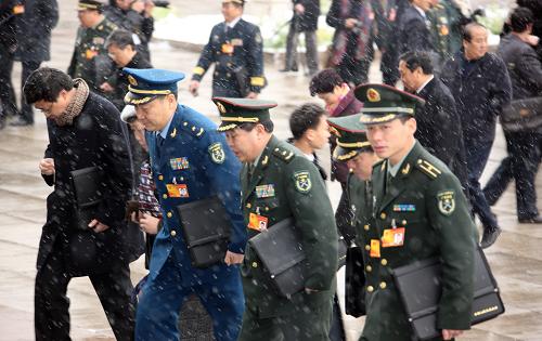 3月8日,十一屆全國(guó)人大三次會(huì)議在北京人民大會(huì)堂舉行第二次全體會(huì)議。這是全國(guó)人大代表冒雪抵達(dá)天安門(mén)廣場(chǎng)。新華社記者王建民攝