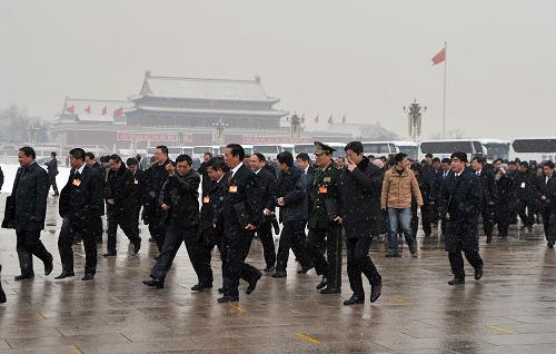 3月8日,十一屆全國(guó)人大三次會(huì)議在北京人民大會(huì)堂舉行第二次全體會(huì)議。這是全國(guó)人大代表冒雪抵達(dá)天安門(mén)廣場(chǎng)。新華社記者 劉泉龍 攝
