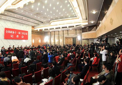 3月8日,全國政協(xié)十一屆三次會議在北京人民大會堂舉行記者會,主題是“走進世博、共享世博”。全國政協(xié)副主席萬鋼和全國政協(xié)委員萬季飛、張海迪、周漢民、趙進軍、李瑞英出席并回答記者提問。新華社記者龐興雷攝