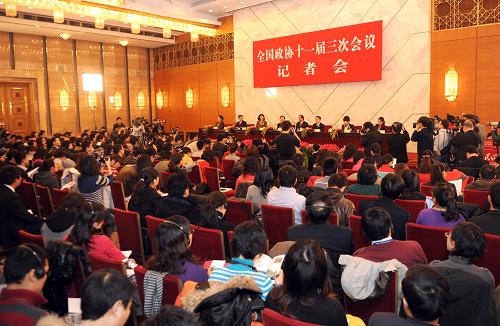 3月8日,全國政協(xié)十一屆三次會議在北京人民大會堂舉行記者會,主題是“走進世博、共享世博”。全國政協(xié)副主席萬鋼和全國政協(xié)委員萬季飛、張海迪、周漢民、趙進軍、李瑞英出席并回答記者提問。新華社記者李紫恒攝