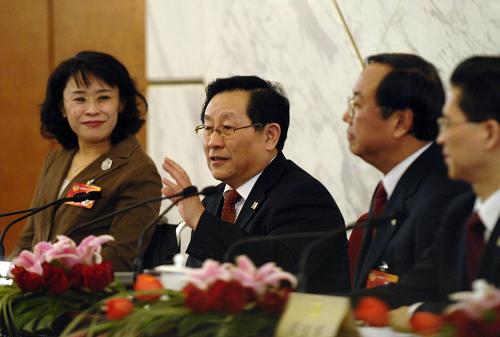 3月8日,全國政協(xié)十一屆三次會議在北京人民大會堂舉行記者會,主題是“走進世博、共享世博”。全國政協(xié)副主席萬鋼和全國政協(xié)委員萬季飛、張海迪、周漢民、趙進軍、李瑞英出席并回答記者提問。這是全國政協(xié)副主席萬鋼(左二)回答記者提問。新華社記者章磊攝