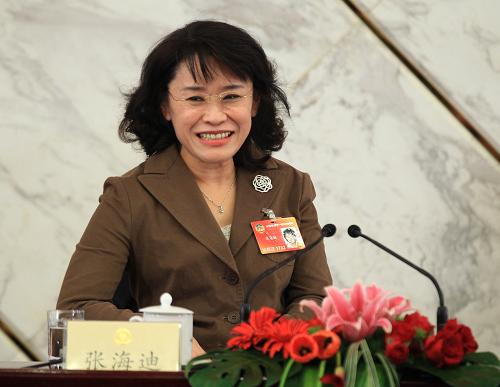 3月8日,全國政協(xié)十一屆三次會議在北京人民大會堂舉行記者會,主題是“走進世博、共享世博”。全國政協(xié)副主席萬鋼和全國政協(xié)委員萬季飛、張海迪、周漢民、趙進軍、李瑞英出席并回答記者提問。這是張海迪回答記者提問。新華社記者龐興雷攝