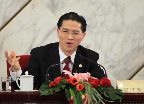 3月8日,全國政協(xié)十一屆三次會議在北京人民大會堂舉行記者會,主題是“走進世博、共享世博”。全國政協(xié)副主席萬鋼和全國政協(xié)委員萬季飛、張海迪、周漢民、趙進軍、李瑞英出席并回答記者提問。這是周漢民回答記者提問。新華社記者龐興雷攝