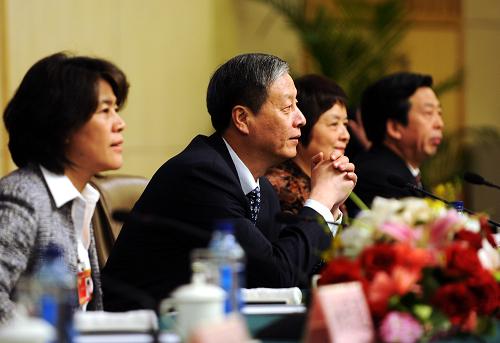 3月10日,全國政協(xié)十一屆三次會(huì)議新聞中心舉行主題為“政協(xié)委員談推進(jìn)教育改革”的集體采訪。全國政協(xié)委員、北京師范大學(xué)校長鐘秉林,全國政協(xié)委員、華東師范大學(xué)黨委書記張濟(jì)順,全國政協(xié)委員、北京大學(xué)常務(wù)副校長、北京大學(xué)醫(yī)學(xué)部常務(wù)副主任柯楊,全國政協(xié)委員、山西省教育廳廳長李東福,全國政協(xié)委員、寧夏回族自治區(qū)工商聯(lián)副主席、銀川大學(xué)校長孫珩超,全國政協(xié)委員、北京師范大學(xué)教育學(xué)院學(xué)前教育系主任劉焱出席并回答記者提問。這是全國政協(xié)委員、北京師范大學(xué)校長鐘秉林(左二)等在傾聽記者提問。新華社記者 李紫恒攝