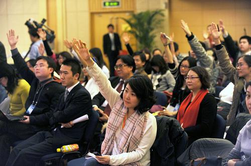 3月10日,全國政協(xié)十一屆三次會(huì)議新聞中心舉行主題為“政協(xié)委員談推進(jìn)教育改革”的集體采訪。全國政協(xié)委員、北京師范大學(xué)校長鐘秉林,全國政協(xié)委員、華東師范大學(xué)黨委書記張濟(jì)順,全國政協(xié)委員、北京大學(xué)常務(wù)副校長、北京大學(xué)醫(yī)學(xué)部常務(wù)副主任柯楊,全國政協(xié)委員、山西省教育廳廳長李東福,全國政協(xié)委員、寧夏回族自治區(qū)工商聯(lián)副主席、銀川大學(xué)校長孫珩超,全國政協(xié)委員、北京師范大學(xué)教育學(xué)院學(xué)前教育系主任劉焱出席并回答記者提問。這是記者踴躍舉手請求提問。新華社記者李紫恒攝