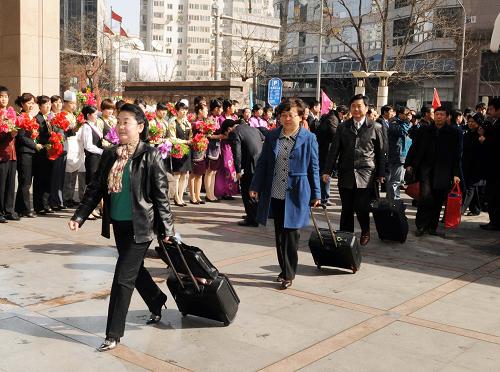 3月2日,出席十一屆全國人大三次會議的安徽代表團(tuán)抵達(dá)駐地北京中國職工之家。新華社記者 陳樹根 攝