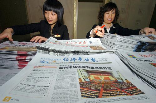 3月4日,中國職工之家的工作人員在整理報(bào)紙。北京中國職工之家是十一屆全國人大三次會議安徽、福建、山東、遼寧代表團(tuán)的駐地。從代表團(tuán)入住起,代表們每天都能從酒店大堂免費(fèi)取閱最新的報(bào)刊,以便代表們及時(shí)了解國內(nèi)外新聞。新華社記者 郭晨 攝