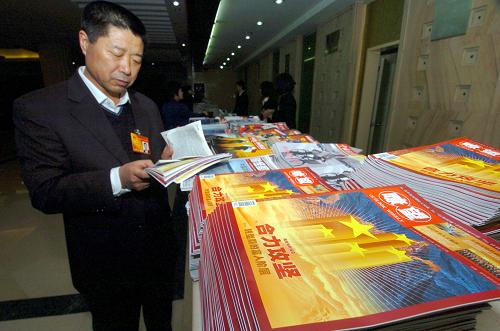 3月4日,全國人大代表趙喜忠在中國職工之家取閱期刊。北京中國職工之家是十一屆全國人大三次會議安徽、福建、山東、遼寧代表團(tuán)的駐地。從代表團(tuán)入住起,代表們每天都能從酒店大堂免費(fèi)取閱最新的報(bào)刊,以便代表們及時(shí)了解國內(nèi)外新聞。新華社記者 郭晨 攝