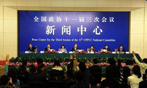 3月10日,全國政協(xié)十一屆三次會(huì)議新聞中心舉行主題為“政協(xié)委員談推進(jìn)教育改革”的集體采訪。全國政協(xié)委員、北京師范大學(xué)校長鐘秉林,全國政協(xié)委員、華東師范大學(xué)黨委書記張濟(jì)順,全國政協(xié)委員、北京大學(xué)常務(wù)副校長、北京大學(xué)醫(yī)學(xué)部常務(wù)副主任柯楊,全國政協(xié)委員、山西省教育廳廳長李東福,全國政協(xié)委員、寧夏回族自治區(qū)工商聯(lián)副主席、銀川大學(xué)校長孫珩超,全國政協(xié)委員、北京師范大學(xué)教育學(xué)院學(xué)前教育系主任劉焱出席并回答記者提問。新華社記者 李紫恒 攝