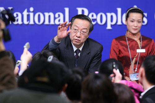 3月12日,十一屆全國(guó)人大三次會(huì)議新聞中心在北京梅地亞中心舉行主題為“工業(yè)結(jié)構(gòu)升級(jí)和中小企業(yè)發(fā)展”的集體采訪。工業(yè)和信息化部部長(zhǎng)李毅中出席并回答記者提問(wèn)。這是李毅中在回答記者提問(wèn)。新華社記者 邢廣利 攝
