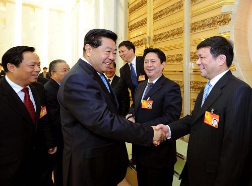 賈慶林參加臺(tái)灣代表團(tuán)審議 3月11日,中共中央政治局常委、全國政協(xié)主席賈慶林參加十一屆全國人大三次會(huì)議臺(tái)灣代表團(tuán)的審議。 新華社記者 張鐸 攝