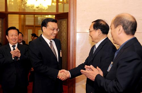 李克強(qiáng)參加寧夏代表團(tuán)審議 3月11日,中共中央政治局常委、國務(wù)院副總理李克強(qiáng)參加十一屆全國人大三次會(huì)議寧夏代表團(tuán)的審議。 新華社記者 饒愛民 攝