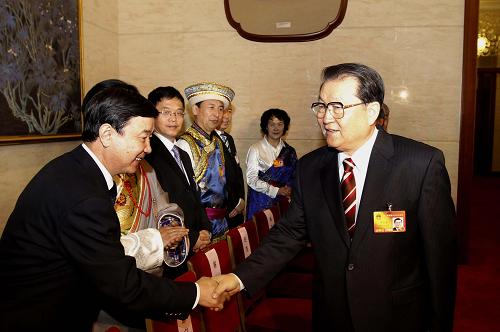 李長春參加青海代表團(tuán)審議 3月11日,中共中央政治局常委李長春參加十一屆全國人大三次會(huì)議青海代表團(tuán)的審議。 新華社記者 丁林 攝