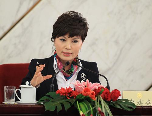3月8日,全國政協(xié)十一屆三次會議在北京人民大會堂舉行記者會,主題是“走進世博、共享世博”。全國政協(xié)副主席萬鋼和全國政協(xié)委員萬季飛、張海迪、周漢民、趙進軍、李瑞英出席并回答記者提問。這是李瑞英回答記者提問。華社記者龐興雷攝
