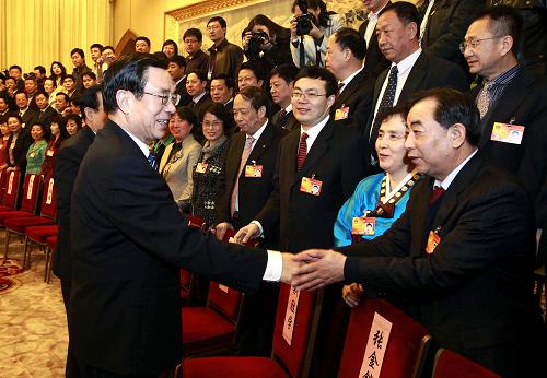 賀國強(qiáng)參加吉林代表團(tuán)審議 3月11日,中共中央政治局常委、中央紀(jì)委書記賀國強(qiáng)參加十一屆全國人大三次會(huì)議吉林代表團(tuán)的審議。 新華社記者 李學(xué)仁 攝