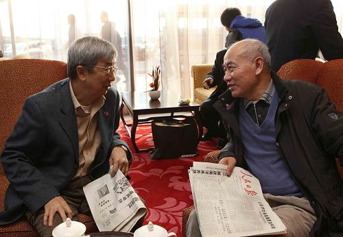 3月2日,來自香港和澳門的代表、委員抵達(dá)北京首都機(jī)場,準(zhǔn)備出席即將召開的兩會。這是來自香港的全國政協(xié)委員王國強(qiáng)(左)和陳萬雄在休息室里交談。新華社記者 劉衛(wèi)兵 攝