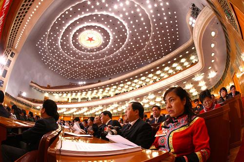 3月10日,十一屆全國(guó)人大四次會(huì)議在北京人民大會(huì)堂舉行第二次全體會(huì)議。這是代表們?cè)诼爼?huì)。新華社記者 陳建力 攝