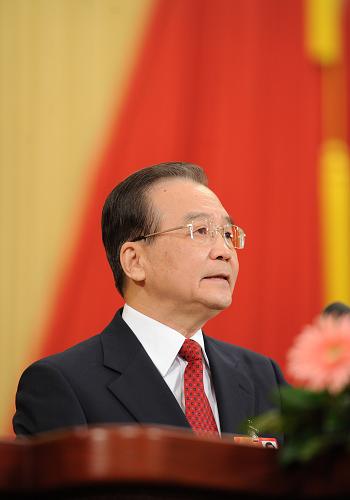 溫家寶作政府工作報(bào)告 3月5日,第十一屆全國(guó)人民代表大會(huì)第四次會(huì)議在北京人民大會(huì)堂開(kāi)幕。國(guó)務(wù)院總理溫家寶作政府工作報(bào)告。 新華社記者 劉建生 攝
