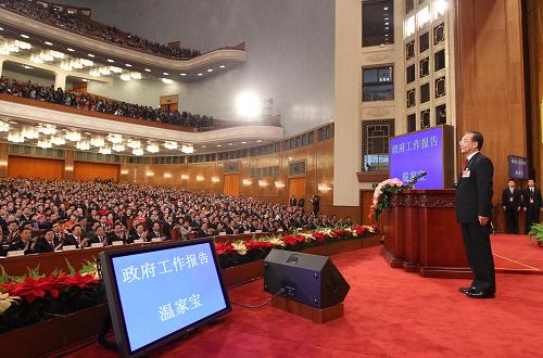 3月5日,第十一屆全國(guó)人民代表大會(huì)第四次會(huì)議在北京人民大會(huì)堂開(kāi)幕。這是國(guó)務(wù)院總理溫家寶作政府工作報(bào)告前向全體代表鞠躬。 新華社記者蘭紅光攝