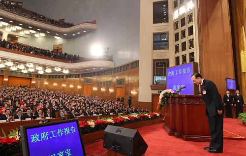 3月5日,第十一屆全國(guó)人民代表大會(huì)第四次會(huì)議在北京人民大會(huì)堂開(kāi)幕。這是國(guó)務(wù)院總理溫家寶作政府工作報(bào)告前向全體代表鞠躬。 新華社記者 蘭紅光 攝