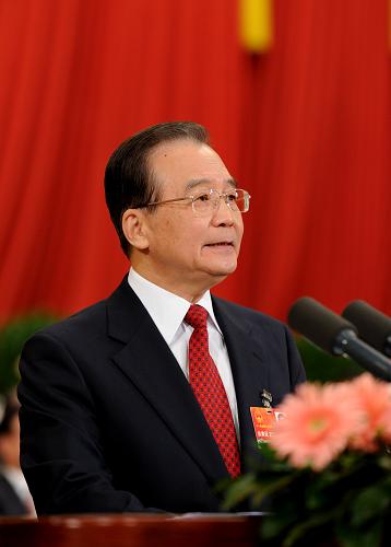 溫家寶作政府工作報(bào)告 3月5日,第十一屆全國(guó)人民代表大會(huì)第四次會(huì)議在北京人民大會(huì)堂開(kāi)幕。國(guó)務(wù)院總理溫家寶作政府工作報(bào)告。 新華社記者 劉建生 攝