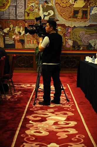 3月7日,出席十一屆全國人大四次會議的西藏代表團在北京人民大會堂舉行全體會議,審議政府工作報告、審查“十二五”規(guī)劃綱要草案。這是一位記者在現(xiàn)場采訪拍攝。新華社記者 趙宇思 攝
