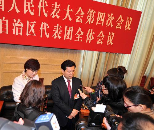 3月8日,全國(guó)人大代表、寧夏回族自治區(qū)主席王正偉接受媒體記者采訪。當(dāng)日,十一屆全國(guó)人大四次會(huì)議寧夏代表團(tuán)在北京人民大會(huì)堂寧夏廳舉行全體會(huì)議,來(lái)自境內(nèi)外的40家媒體記者進(jìn)行了采訪。新華社記者 劉泉龍 攝