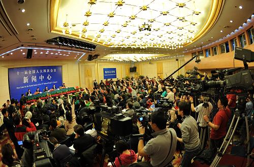 3月9日,十一屆全國人大四次會議在北京梅地亞兩會新聞中心舉行記者會。衛(wèi)生部部長陳竺,財政部副部長王軍,人力資源和社會保障部副部長胡曉義,發(fā)改委副主任、國務院醫(yī)改辦公室主任孫志剛就“深化醫(yī)藥衛(wèi)生體制改革”的相關問題回答中外記者的提問。新華社記者 楊世堯 攝