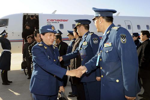 3月1日,出席全國(guó)政協(xié)十一屆四次會(huì)議的全國(guó)政協(xié)委員陸續(xù)抵達(dá)北京。這是來(lái)自甘肅省的全國(guó)政協(xié)委員抵達(dá)北京。新華社記者 饒愛(ài)民 攝