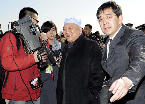 3月1日,出席全國(guó)政協(xié)十一屆四次會(huì)議的全國(guó)政協(xié)委員陸續(xù)抵達(dá)北京。這是來(lái)自寧夏回族自治區(qū)的全國(guó)政協(xié)委員抵達(dá)北京。新華社記者 饒愛(ài)民 攝