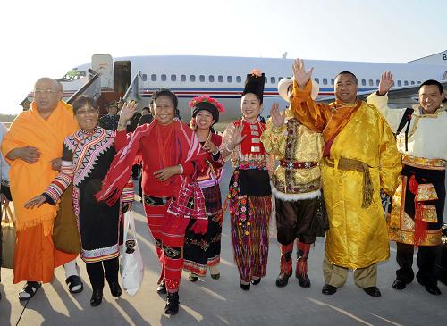 3月1日,出席全國(guó)政協(xié)十一屆四次會(huì)議的全國(guó)政協(xié)委員陸續(xù)抵達(dá)北京。這是來(lái)自云南省的全國(guó)政協(xié)委員抵達(dá)北京。新華社記者 饒愛(ài)民 攝