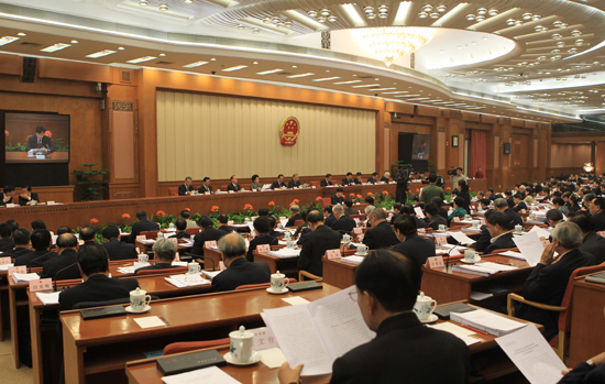 2月23日,十一屆全國(guó)人大常委會(huì)第十九次會(huì)議在北京人民大會(huì)堂舉行第一次全體會(huì)議。這次會(huì)議的重要任務(wù)是為即將舉行的十一屆全國(guó)人大四次會(huì)議做準(zhǔn)備。吳邦國(guó)委員長(zhǎng)主持會(huì)議。新華社記者 樊如鈞 攝