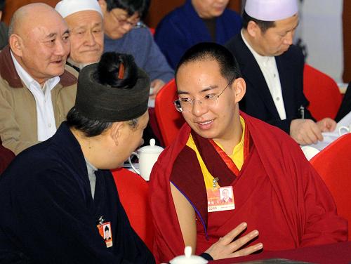 3月6日,全國政協(xié)委員第十一世班禪額爾德尼·確吉杰布(右)在討論會上。新華社記者 饒愛民 攝