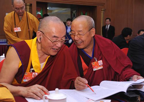 3月6日,全國政協(xié)委員那倉向巴昂翁·丹曲成來(左)與丁科倉(右)在討論會上交流。新華社記者 饒愛民 攝