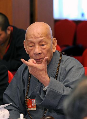 3月6日,全國政協(xié)委員根通在討論會上指出:在當今物質(zhì)生活相對豐富的社會里,宗教界人士要充分發(fā)揮自身優(yōu)勢,推動優(yōu)秀道德信念的發(fā)展。新華社記者 饒愛民 攝