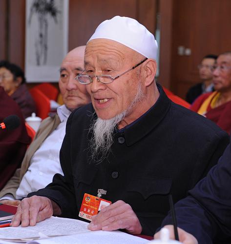 3月6日,全國政協(xié)委員丁廣治在討論會上指出:廣大宗教界人士應(yīng)當結(jié)合各自的工作特點,愛國愛教,為社會穩(wěn)定,為各民族人民的大團結(jié)有所作為。新華社記者 饒愛民 攝