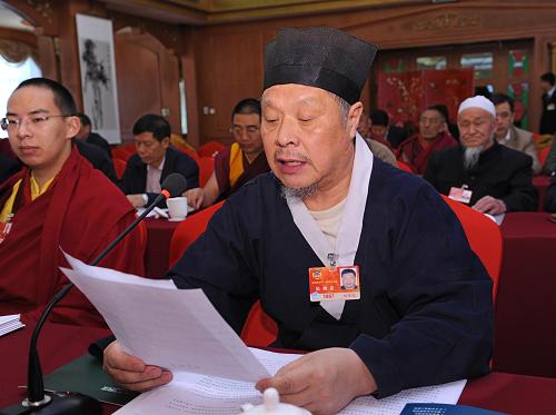 3月6日,全國政協(xié)委員劉懷元在討論會上發(fā)言。新華社記者 饒愛民 攝