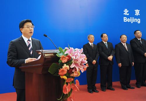 3月6日,廣東省人民政府和澳門特區(qū)政府在北京簽署《粵澳合作框架協(xié)議》。中共中央政治局常委、國(guó)家副主席習(xí)近平出席簽署儀式。這是黃華華代表廣東省人民政府在簽字儀式上致辭。新華社記者 馬占成 攝