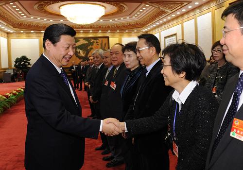 3月6日,廣東省人民政府和澳門特區(qū)政府在北京簽署《粵澳合作框架協(xié)議》。中共中央政治局常委、國(guó)家副主席習(xí)近平出席簽署儀式。這是簽字儀式后,習(xí)近平與來自澳門的各界代表親切握手。新華社記者 馬占成 攝