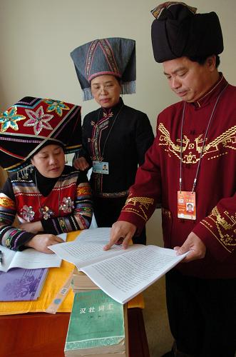 3月5日,民族語文翻譯組工作人員覃祥周(右一)、李秀玲(右二)和吳玉富正在研究漢、壯語文翻譯。根據(jù)黨的民族政策和國家的法律法規(guī)要求,方便兩會少數(shù)民族代表委員,由中國民族語文翻譯局組建的十一屆全國人大四次會議和全國政協(xié)十一屆四次會議秘書處民族語文翻譯組,負責(zé)用蒙古、藏、維吾爾、哈薩克、朝鮮、彝、壯7種民族文字翻譯、印刷大會文件并向大會會場提供少數(shù)民族語言同聲傳譯;負責(zé)向中央人民廣播電臺和全國有關(guān)少數(shù)民族地區(qū)的報社、電臺、電視臺提供少數(shù)民族文大會主要文件。新華社記者 郭剛 攝