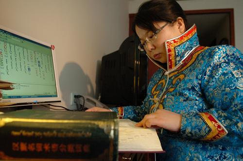 3月5日,民族語文翻譯組工作人員姜迎春正在進行漢、蒙語文翻譯。新華社記者 郭剛 攝