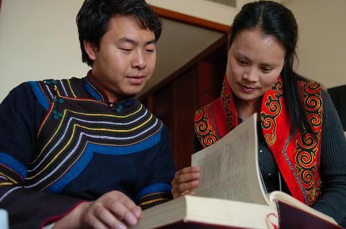 3月5日,民族語文翻譯組工作人員海來有所(右)和王英武正在研究漢、彝語文翻譯。新華社記者 郭剛 攝